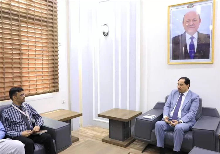 الممثل القطري لمنظمة (Helpcode) الإيطالية يلتقي وزير الشباب والرياضة لبحث الأنشطة الرياضية المجتمعية في اليمن