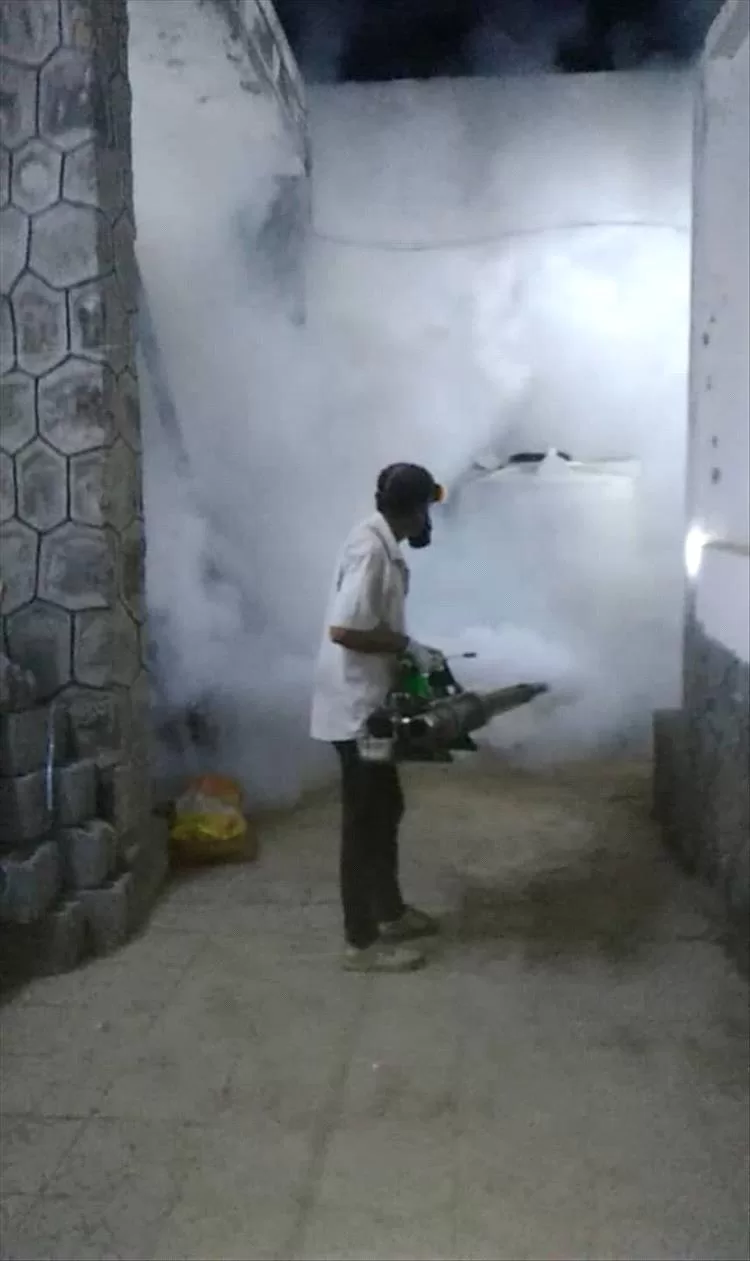 استمرار حملة الرش الضبابي في التواهي للقضاء على نواقل الأمراض