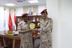 اخبار عدن – نائب رئيس هيئة الأركان السنةة يمنح قائد محور خرز جائزة تقديراً لجهوده في القيادة العملية