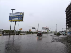 اخبار عدن: هطول أمطار غزيرة لمدة ثلاث ساعات يغرق شوارع المدينة ويثير القلق من حدوث كوارث.