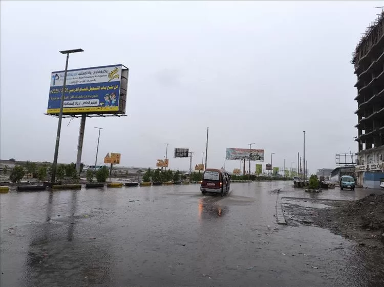 أمطار غزيرة لثلاث ساعات متواصلة تغرق شوارع عدن وتثير مخاوف من كوارث