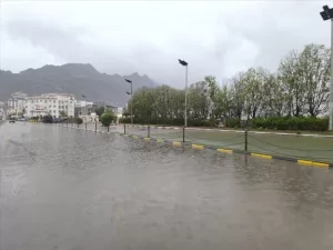 اخبار عدن – وزير الدولة ومحافظ عدن يستطلع الأحياء المتأثرة بالمنخفض الجوي