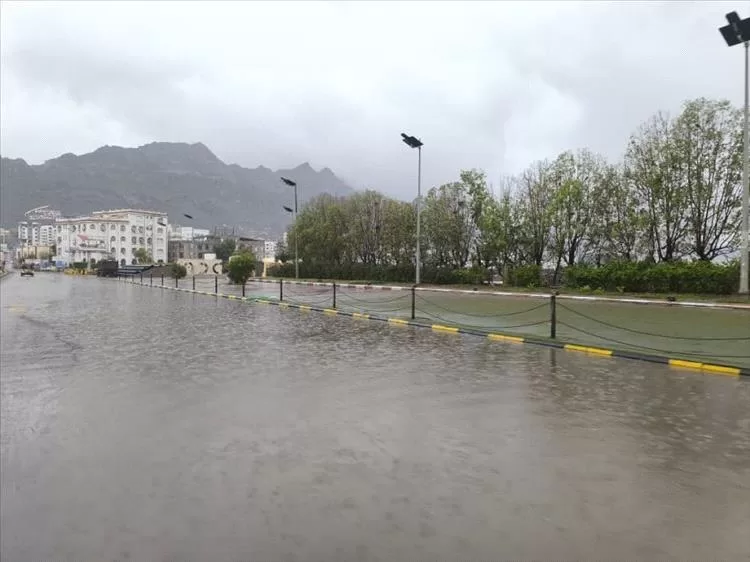 وزير الدولة محافظ عدن يتفقد المديريات المتأثرة بالمنخفض الجوي