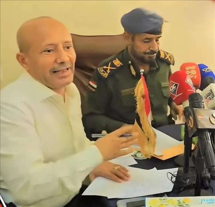 البنك المركزي بمأرب يتوعد المتلاعبين بالعملة: سنضرب بيد من حديد