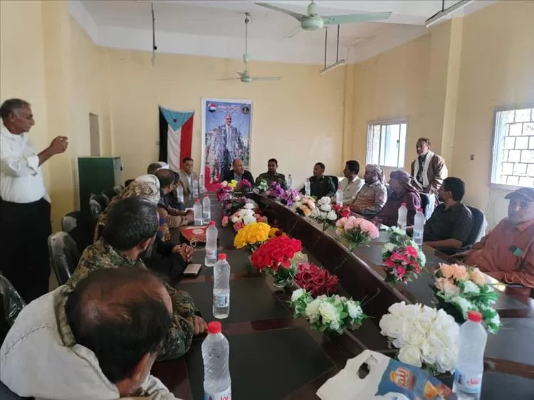 اجتماع موسع في يافع يهر برئاسة نائب وزير الصناعة والتجارة لمناقشة الوضع الاقتصادي والخدمي