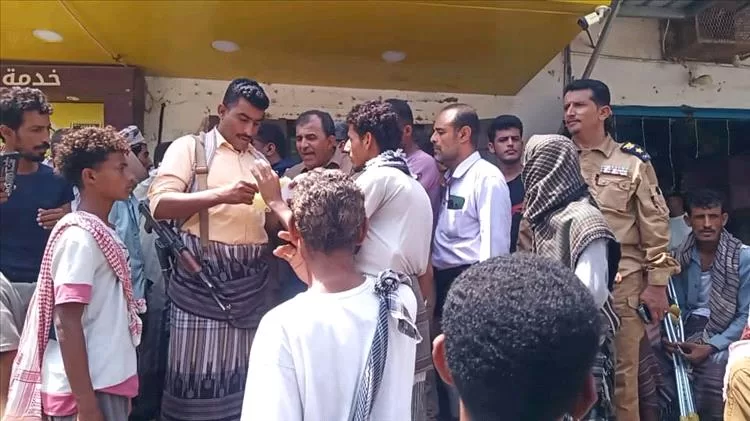 انتقالي أبين ينفذ حملة للمحلات التجارية بزنجبار لفرض تخفيض الأسعار وضبط المخالفين