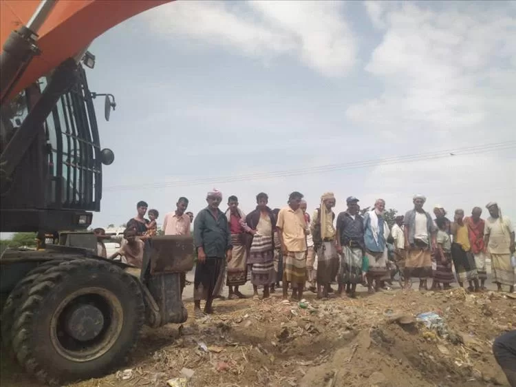 بمشاركة الأهالي.. مؤسسة المياه في أبين تعمل على إعادة المياه لمنطقة المخزن  بمديرية خنفر