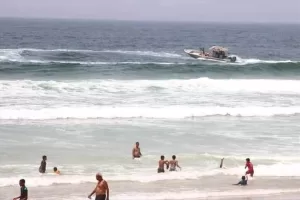 اخبار وردت الآن – خفر السواحل ينقذ مسنًّا من الغرق نتيجة انقلاب قارب تقليدي قرب ميناء المك