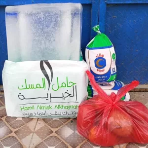 اخبار وردت الآن – خلال جمعيتها الإسبوعية، مبادرة حامل المسك توزع سلة شاملة من الثلج والدجا