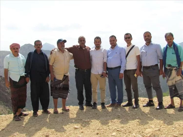 فريق هندسي من برنامج تنمية الطرق الريفية يزور عدن حمادة بالضالع ويجري المسح الأولي للطريق