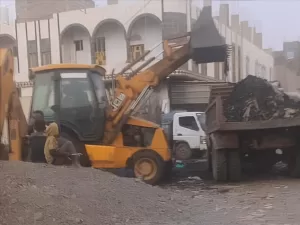 اخبار وردت الآن – صندوق النظافة في ردفان يُباشر حملة لإزالة النفايات من سوق القات في مدينة الحبيلي