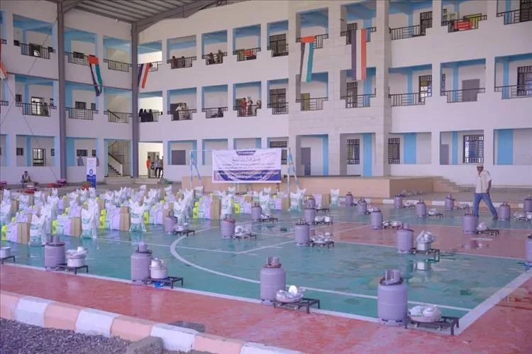 محافظ الحديدة يدشن توزيع مساعدات طارئة للمتضررين من السيول