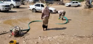 اخبار وردت الآن – وحدة الأشغال السنةة والطرق في مديرية القطن تعمل على سحب مياه الأمطار من الشوارع