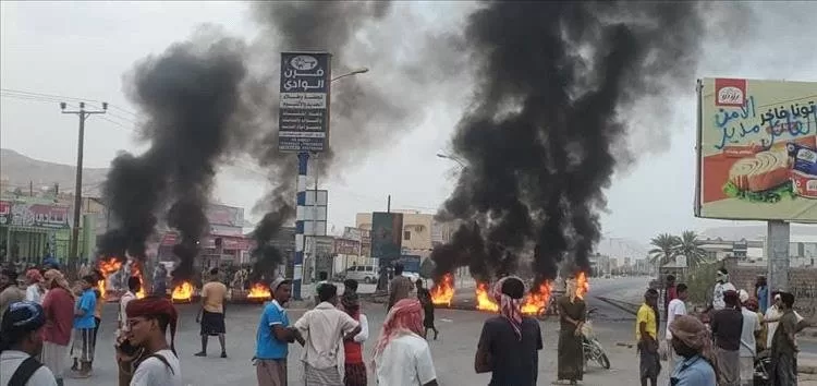 ارتفاع وتيرة الغضب الجماهيري في حضرموت الاعتصامات تدخل يومها الخامس