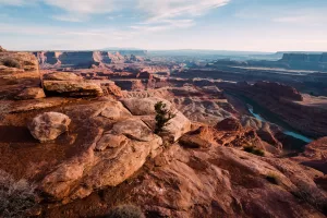 استئجار سيارة تخييم لرحلة على الطريق لمشاهدة النجوم، وإعداد وجبات مشوية، والمشي في الصخور الحمراء