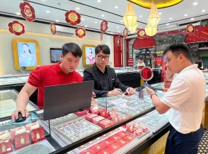 استقرار أسعار الذهب عالمياً، و”SJC” يبقي على مستوى عالٍ للذهب في منطقة آمنة