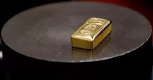 استقرار أسعار الذهب مع تراجع توقعات تخفيض الفائدة قبيل خطاب باول