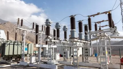 البنية التحتية والتكاليف كحواجز رئيسية أمام السيارات الكهربائية في مجال