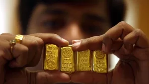 الذهب يتحدى ذاته: ما سبب تباين الأسعار الفورية والعقود الآجلة؟ | إرم بزنس