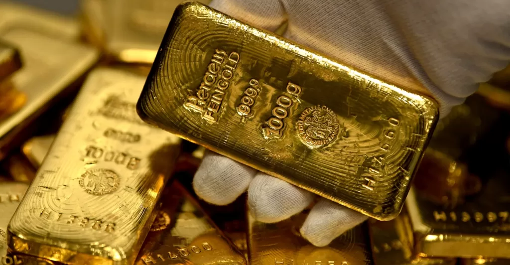 الذهب يزداد بريقاً مع انخفاض الدولار