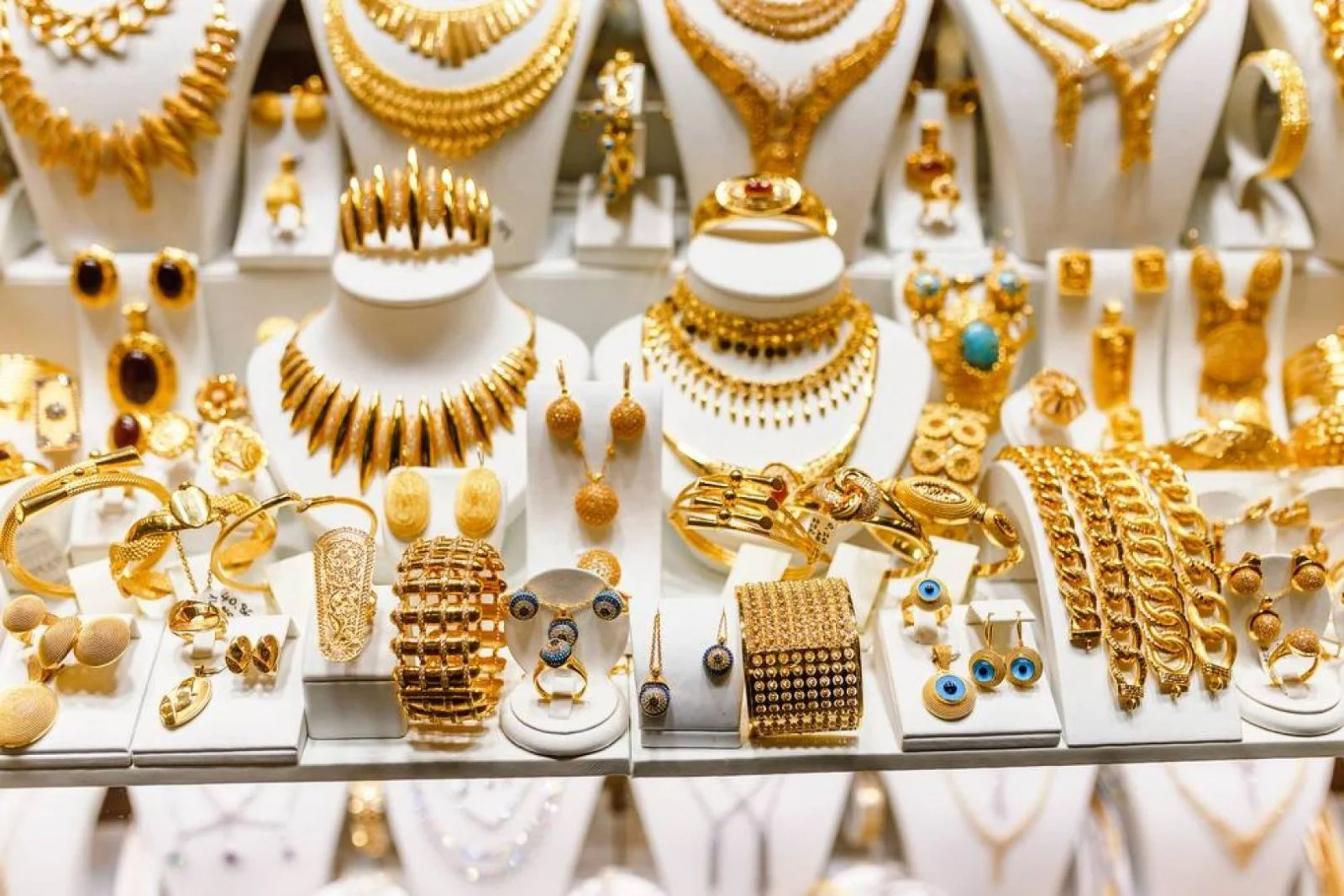 «تراجع تاريخي» الذهب يفقد بريقه اليوم وانخفاض حاد في سعر عيار 21