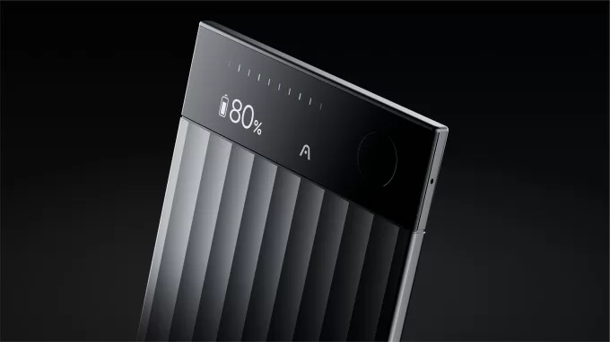 صورة لجهاز Plaud AI لتدوين الملاحظات تظهر مستوى البطارية على شاشته الصغيرة.