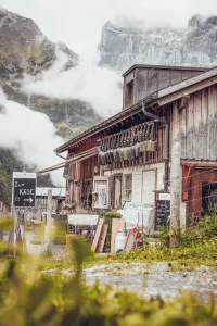 تجربة المشي على دروب الجبن في سويسرا، حيث تلتقي المناظر الجبلية مع النكهات الكريمية