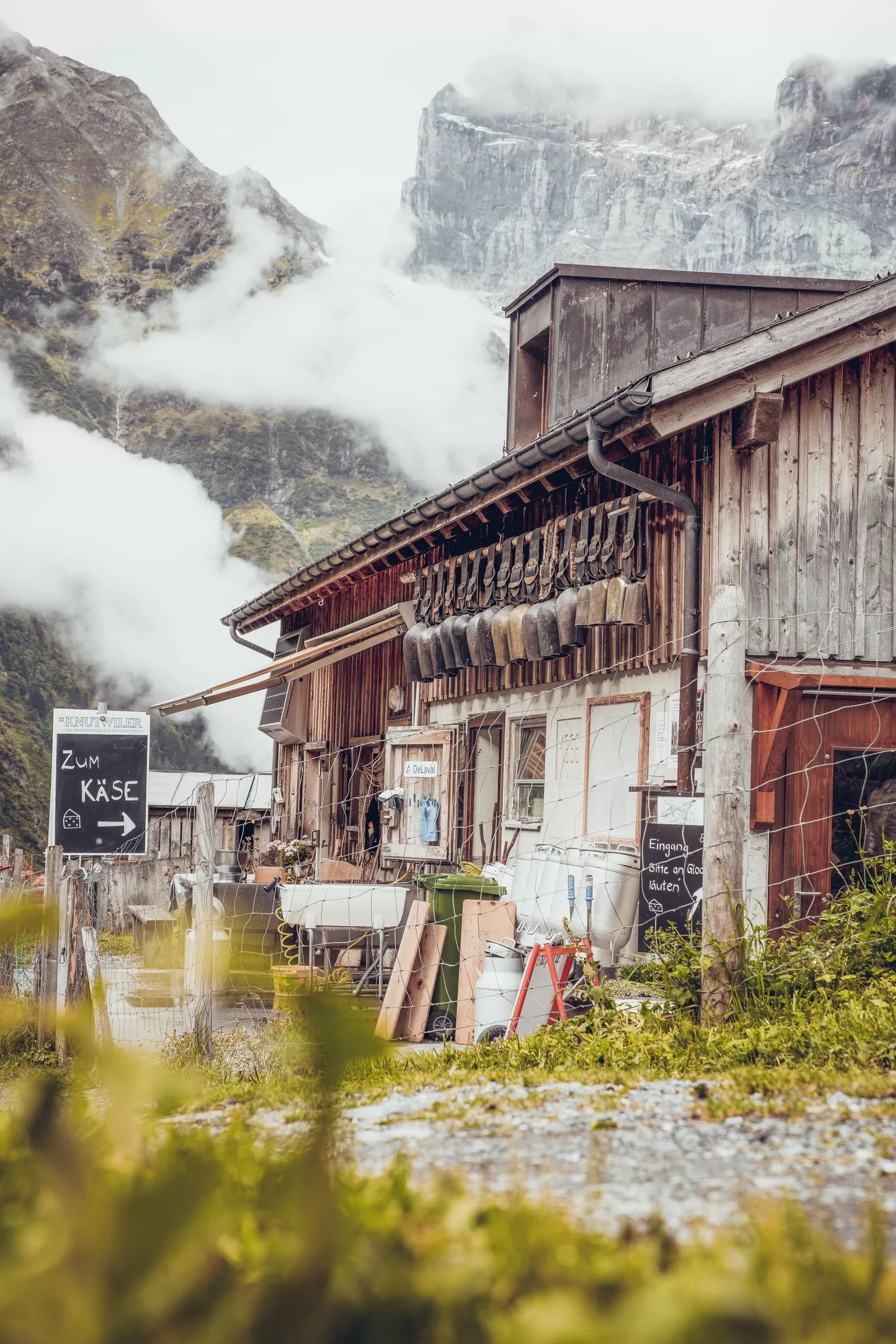 خارجي لمبنى خشبي في الجبال في يوم غائم
