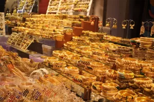 تحسن الطلب على الذهب في المراكز الآسيوية الرئيسية وسط تصحيح السعر