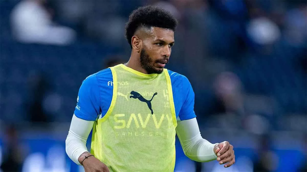 رد حاسم من رياض محرز على رسمه وشما على جسده (فيديو)