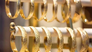تراجع أسعار الذهب في مصر اليوم.. وعيار 21 يصل إلى 4545 جنيهًا