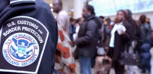 تفتيش الأجهزة عند الحدود الأمريكية يسجل رقماً قياسياً، بحسب بيانات جديدة