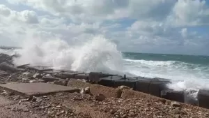حالة الطقس اليوم: انخفاض درجات الحرارة، احتمال هطول الأمطار، واضطراب في الملاحة البحرية.