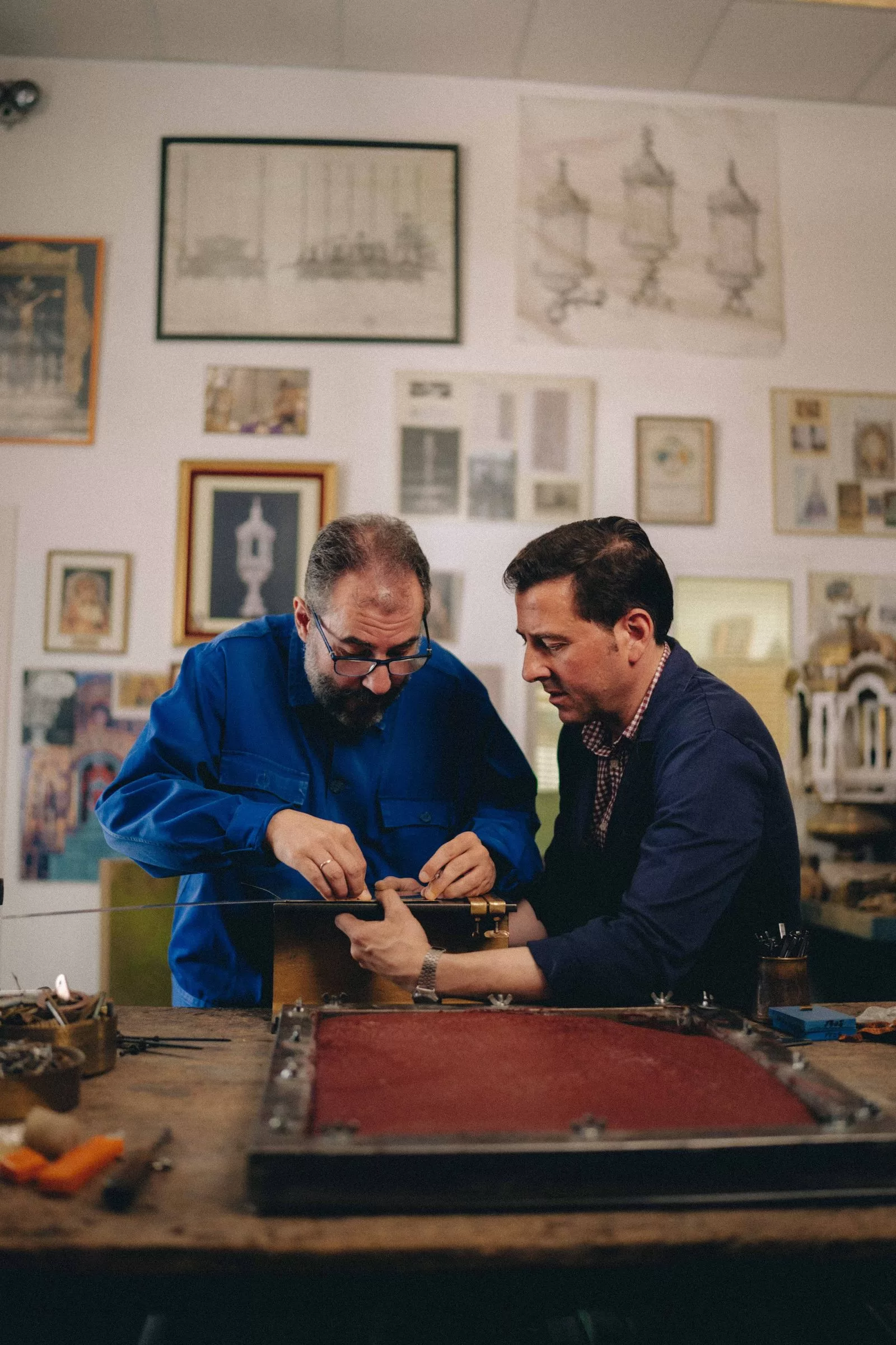 الصورة قد تحتوي على كليستا رنجايك إكسسوارات نظارات شخص بالغ ساعة مكتبية أثاث طاولة فن ورسم