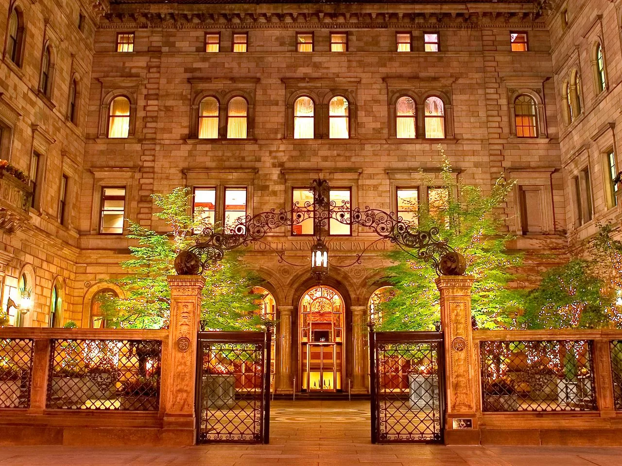 يمكن أن تحتوي هذه الصورة على بناء، منزل، سكن، قصر، عمارة، بوابة، وقصر