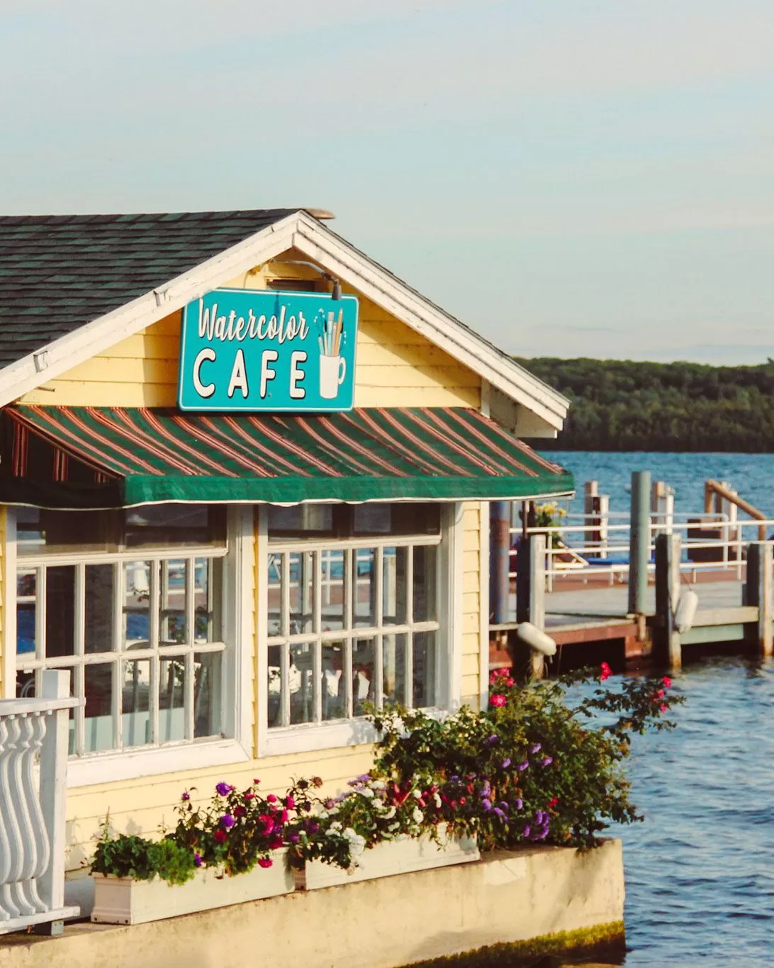 الصورة قد تحتوي على عمارة، مبنى، خارجية، ماء، واجهة مائية، طبيعة، مناظر طبيعية، مظلة، غطاء شجري ونبات