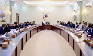 رئيس الوزراء يهدد المحتكرين: تحسين سعر الصرف لن يكون مجرد كلمات على ورق