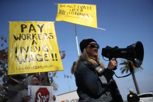 سائقي أوبر وليفت في كاليفورنيا يحققون مساراً نحو النقابة