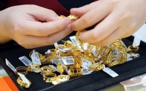 سعر الذهب اليوم 17 أغسطس يسجل أعلى مستوى جديد، لكن المشترين تعرضوا لخسائر كبيرة بعد أسبوع.