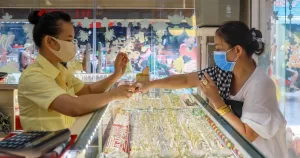 سعر الذهب اليوم 26 أغسطس: ارتفاع أسعار السبائك والخواتم مع تراجع طفيف في أسعار الذهب العالمية.