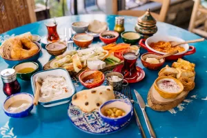 شارع مليء بالطعام في إسطنبول هو ملاذ لمحبي الإفطار