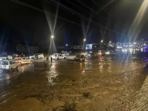عاجل: إعادة فتح طريق (إنماء – الشعب) بعد إغلاقه بسبب السيول القوية في عدن