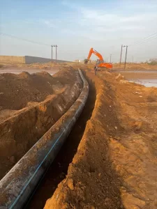 عدن: استكمال إصلاح خط المياه القائدي المتأثر بالسيول في منطقة الحسوة