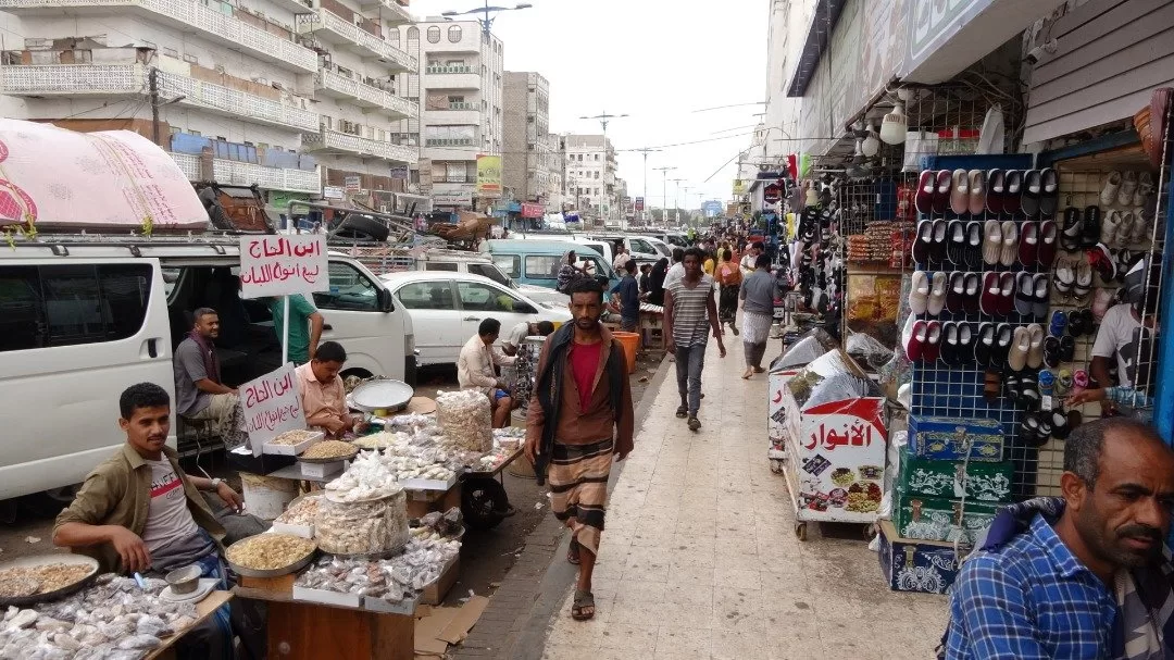 عدن عقب التراجع المفاجئ في سعر الصرف كيف تتأثر الأسعار