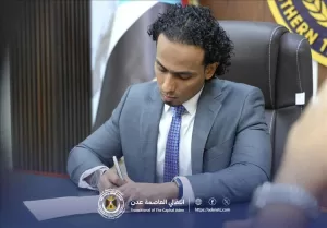 عدن نيوز – مدير مطار عدن يقدم التهاني لرئيس المجلس الانتقالي في العاصمة بمناسبة نجاح العملية الجراحية