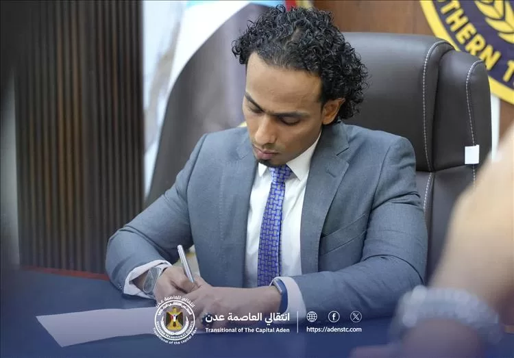 مدير مطار عدن يهنئ رئيس انتقالي العاصمة عدن بنجاح العملية الجراحية