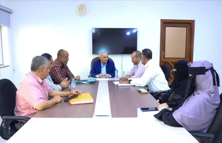 وزير المياه والبيئة يطلع على سير العمل في المؤسسة المحلية للمياه والصرف الصحي بعدن