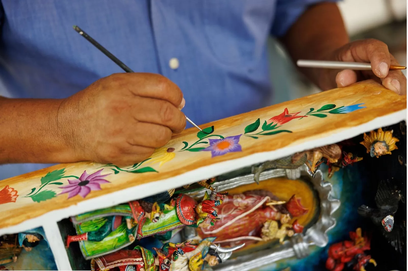 قد تحتوي الصورة على شخص بالغ، جزء من الجسم، إصبع، يد، قلم، فرشاة، جهاز، أداة، فن، ورسم