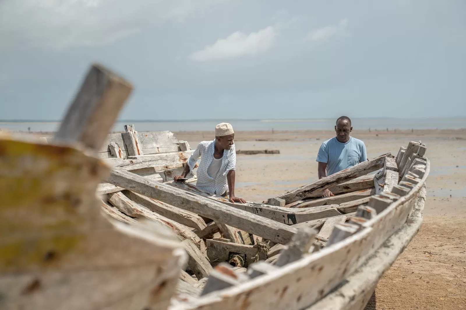 الصورة قد تحتوي على خشب وشخص وملابس وقبعة وبالغ وخشب جرف