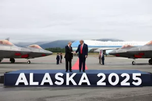 قمة ألاسكا بين ترامب وبوتين: رسائل سياسية تحمل طابعًا اقتصاديًا وضغوطًا محتملة في مجال النفط – بقلم قش